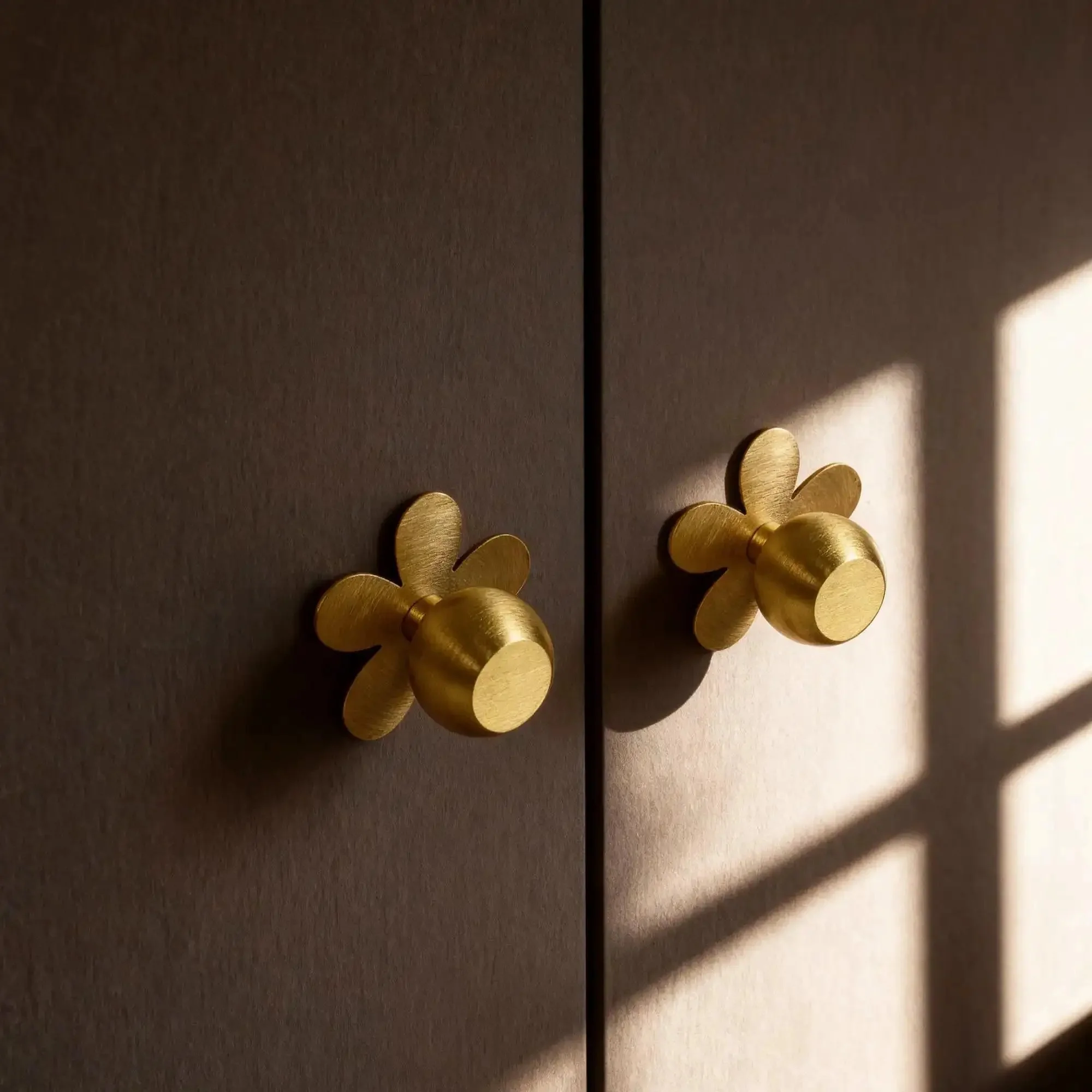 4-Pack Solid Brass Gold Cabinet Knobs With Flower Backplate, Modern Dresser Handles For Kitchen Brushed Brass Pulls And Vanity Cabinet Hardware, Durable Tarnish-Resistant Finish - Image 5