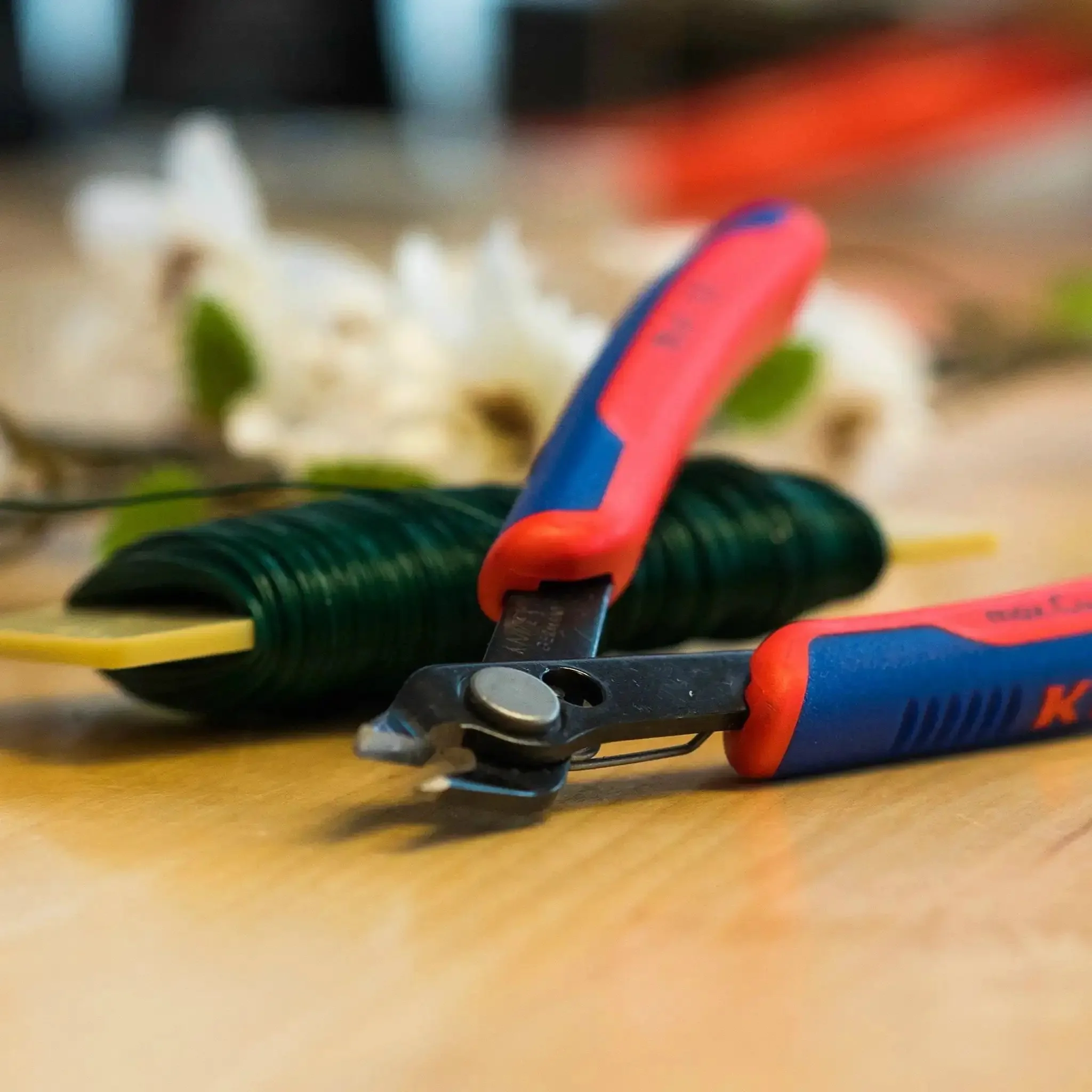 5-Inch Electronics Super Knips With Comfort Grip, Flush-Cut Snips For PCBs And Fiber Optic Cables, Induction-Hardened 64 HRC Blades, Ground Sharp Edges Without Bevel, Ultra Smooth Spring-Loaded Cut For Minimal Fatigue - Image 4