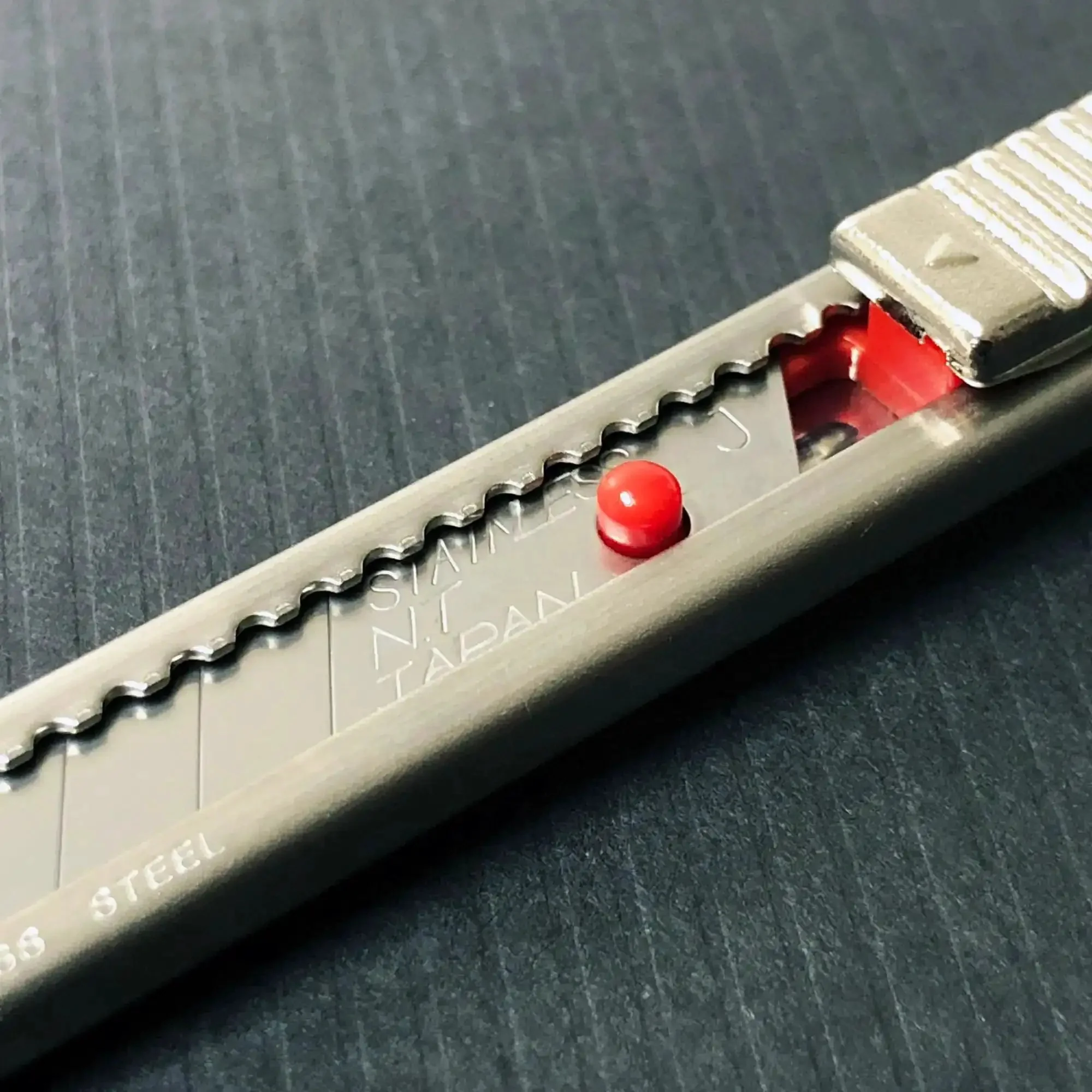Auto Lock Stainless Steel Utility Knife With 9mm Blade Built In Snapper Pocket Clip Ambidextrous Tool For Pros And DIYers Rust Resistant Cutter Replacement BA50SS Blades Compatible Rugged Everyday Use - Image 5