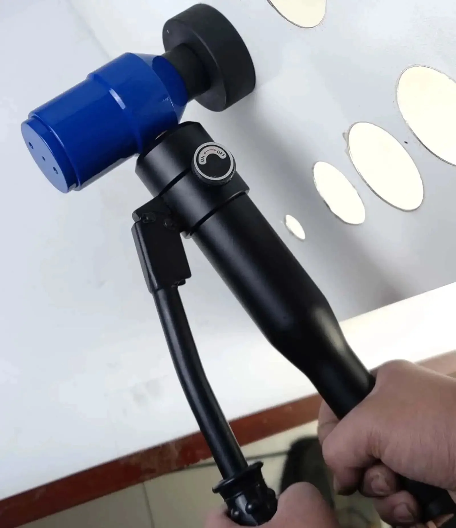 Hydraulic Knockout Hole Punch Driver Kit With 6 Dies And 360 Degree Rotating Conduit Cutter For Metal Sheets Blue Portable Case Includes Durable Carrying Case And All Dies For Quick Conversions In Electric Plumbing And Construction Jobs - Image 2