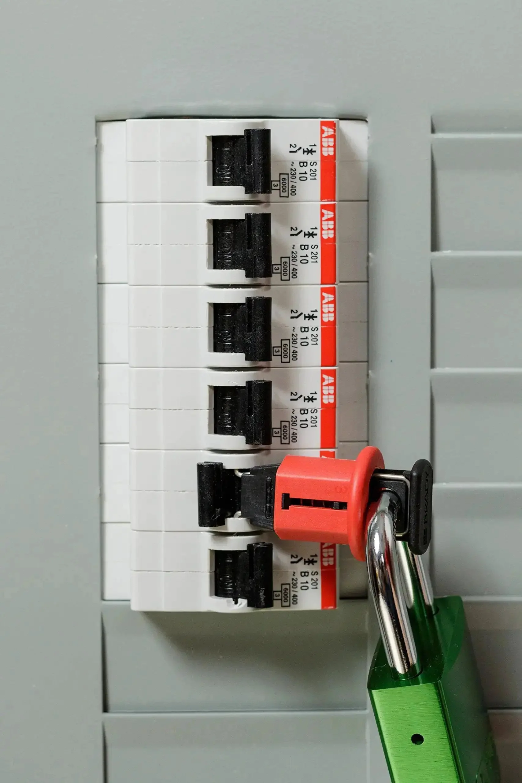 Miniature Circuit Breaker Lockout Pin-Out, Standard DIN Style, Compatible With 120/277 VAC European Machinery, Safe Lockout/Tagout Locking Device For Industrial Equipment, Pack Of 1 - Image 2