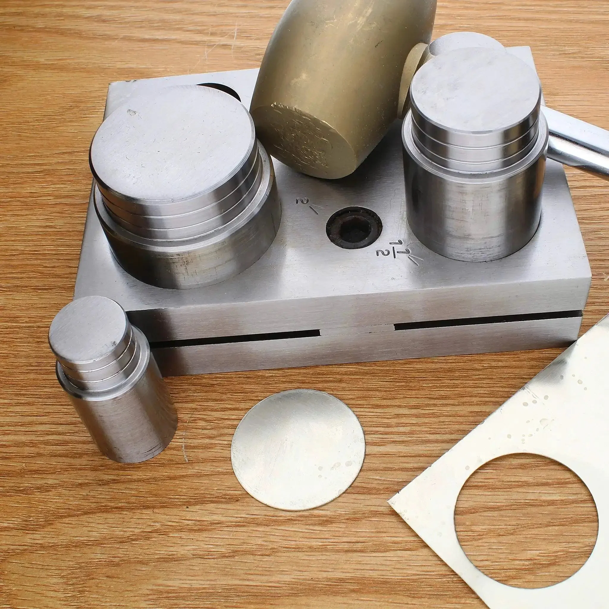 Pro Grade Circle Disc Cutter Set With Four Punches And Die For Cutting Clean Circles From Soft Metal Up To 14 Gauge Includes One Inch One And A Quarter Inch One And A Half Inch And Two Inch Sizes Hardened Alloy Steel Construction - Image 2