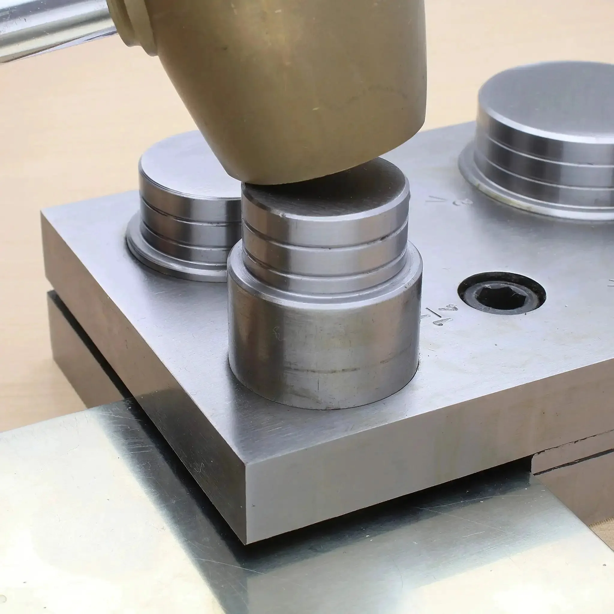 Pro Grade Circle Disc Cutter Set With Four Punches And Die For Cutting Clean Circles From Soft Metal Up To 14 Gauge Includes One Inch One And A Quarter Inch One And A Half Inch And Two Inch Sizes Hardened Alloy Steel Construction - Image 3
